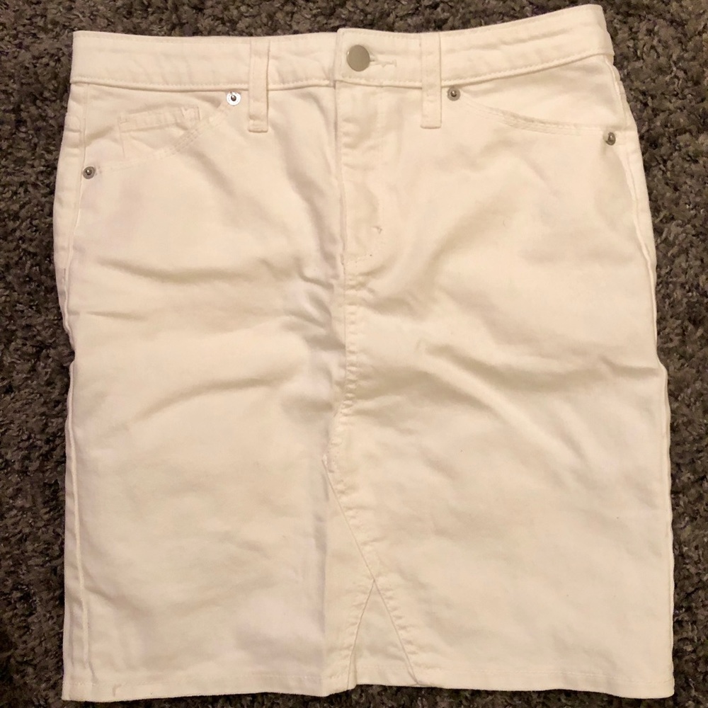 White denim skirt size 6/28